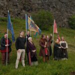 Jökull Tandri Ámundason Dalverjagoði helgar Þingblótið á Þingvöllum. Honum á hægri hönd standa Jónína K. Berg Þórsnessgoði og Haukur Bragason Lundarmannagoði, en á vinstri hönd Alda Vala Ásdísardóttir Hvammverjagoði og Anna Leif Auðar Elídóttir Leirárgoði. Þar fyrir aftan standa svo fjórir fánaberar sem halda uppi fána hvers landsfjórðungs.